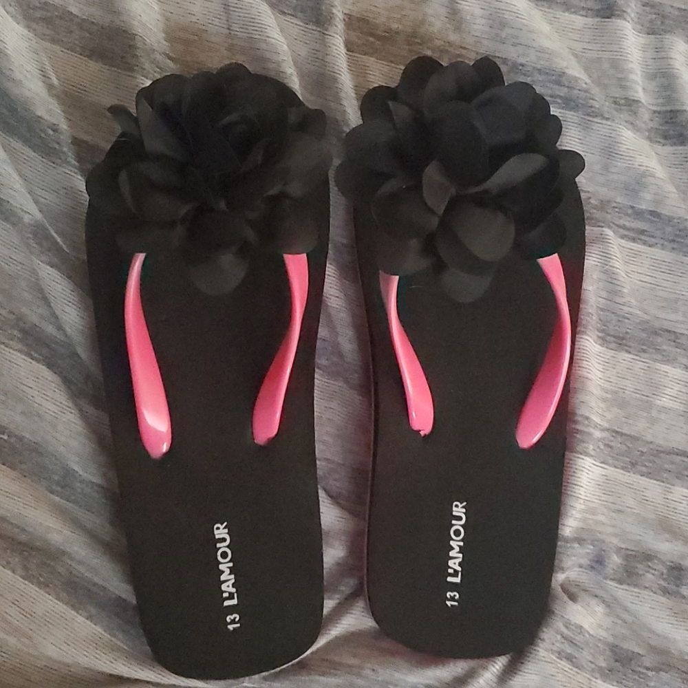 Girls size 13 flower flip flops NWOT